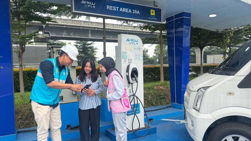 Transformasi Layanan Berbuah Prestasi, GM PLN UID Jabar Sabet Energy Executive Award 2026