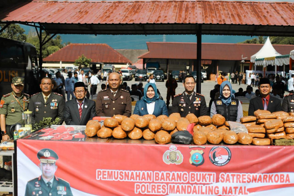 Wabup Madina Sambut HUT ke-80 Bhayangkara Momentum Perkuat Sinergi Perangi Narkoba