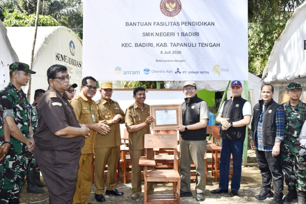 Wabup Tapteng dan Deputi Geoekonomi DPN RI Serahkan Fasilitas Pendidikan ke SMKN 1 Badiri