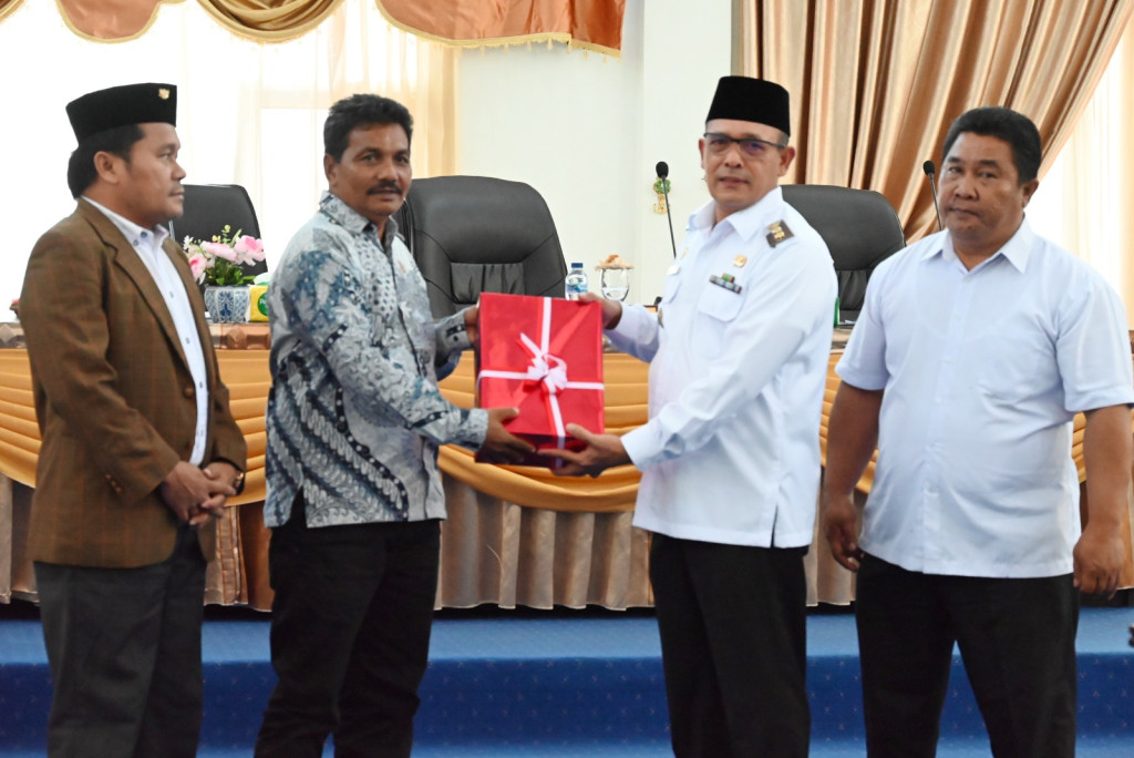 Wakil Bupati Serahkan Ranperda Pertanggungjawaban Pelaksanaan APBD 2025 ke DPRD Tapteng