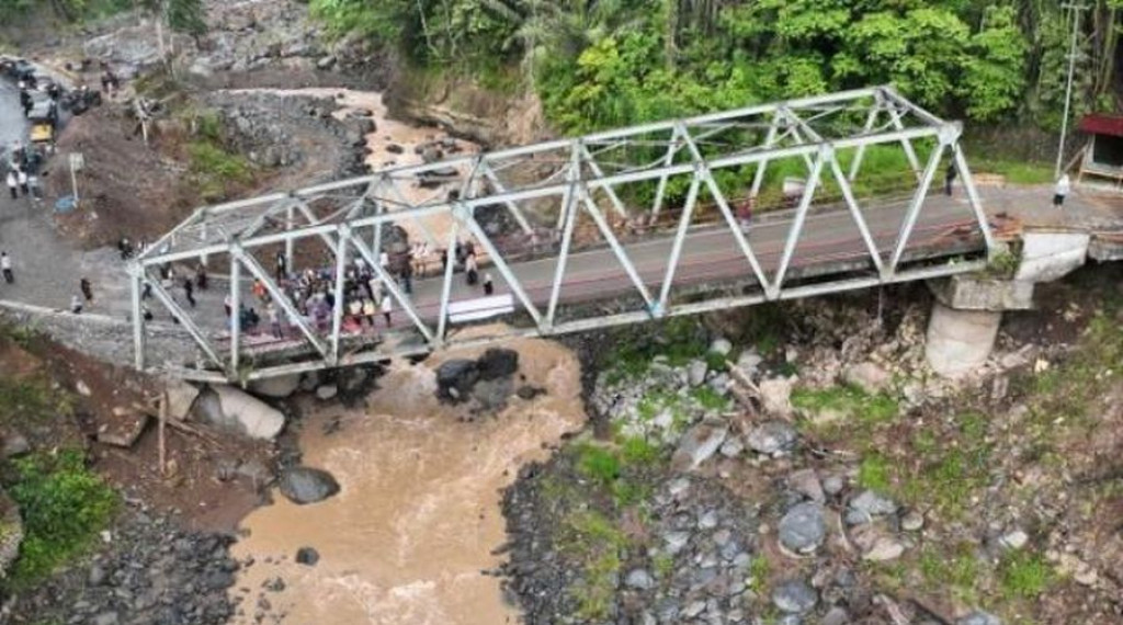 Warga Urunan Perbaiki Jembatan Enang-Enang, Besok Menteri PU Turun Tangan Cek Kondisi