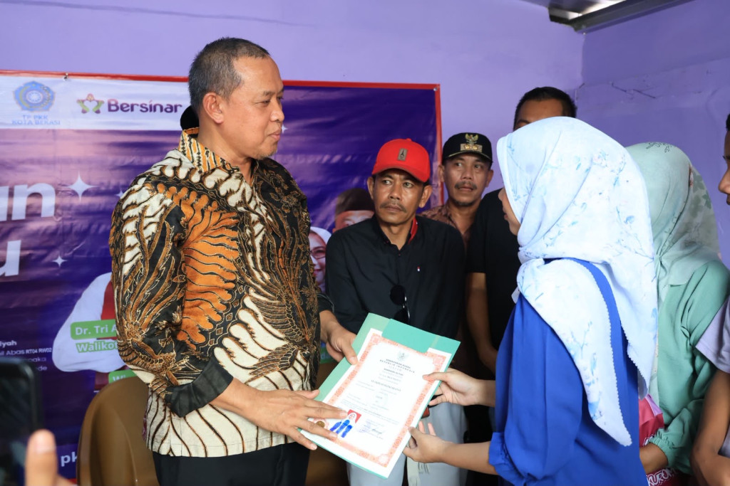 Wujudkan Hunian Layak, Wali Kota Bekasi Resmikan Bantuan Rutilahu di Pondok Gede