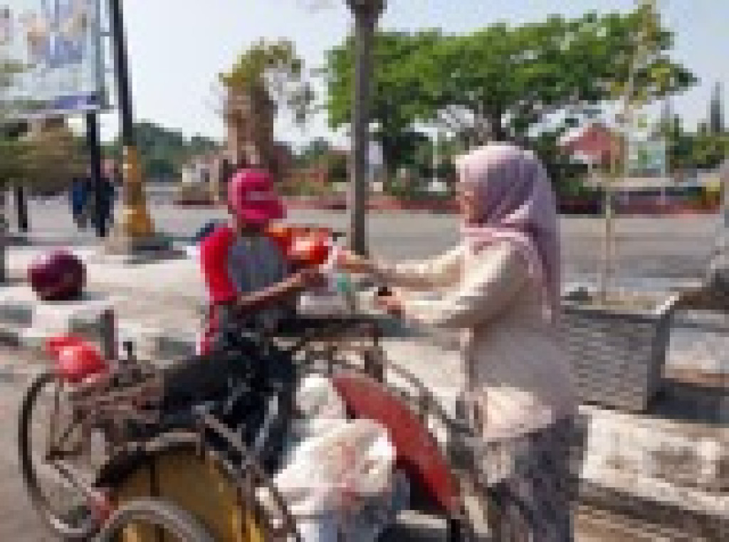 YBM PLN dan PLN UP3 Indramayu Salurkan Paket Sembako untuk Dhuafa di Alun-Alun Indramayu