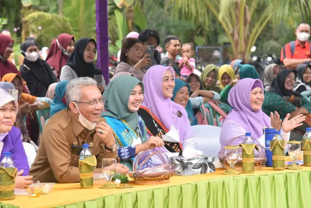 Bunda Pendidikan Anak Usia Dini (PAUD) Kabupaten Batu Bara, Ny. Hj ...