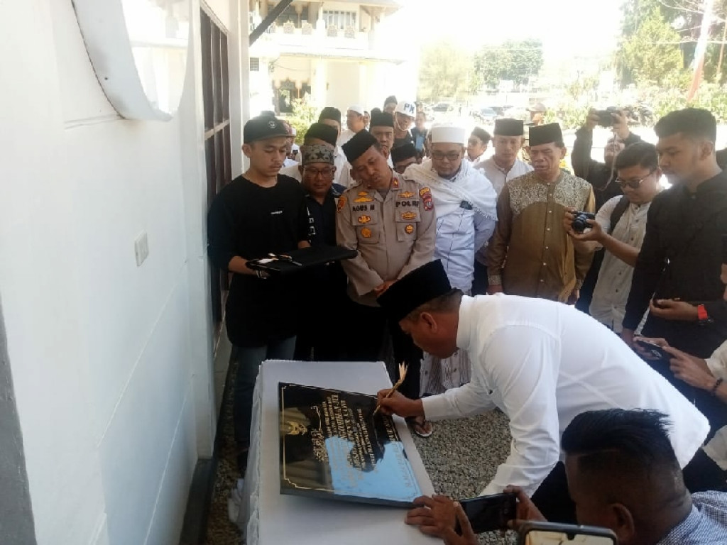 Bupati Mandailing Natal Resmikan Lopo Coffee Dikalangan Mesjid Nur-Alanur