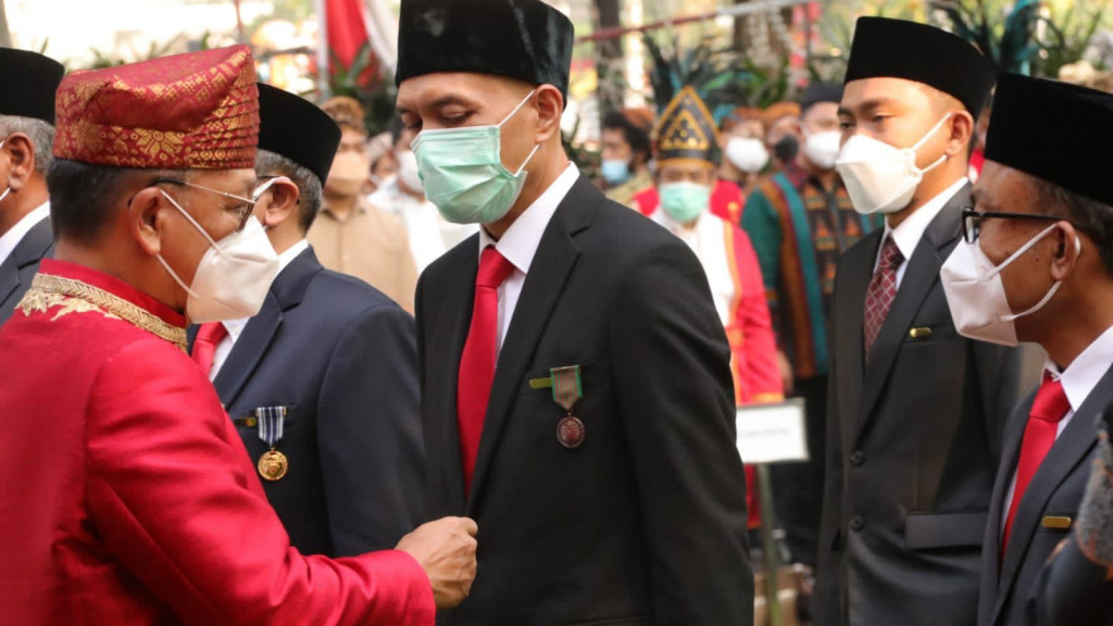Peringatan HUT ke-77 RI, Enam Pegawai PLN Raih Penghargaan Satyalancana dari Presiden Jokowi