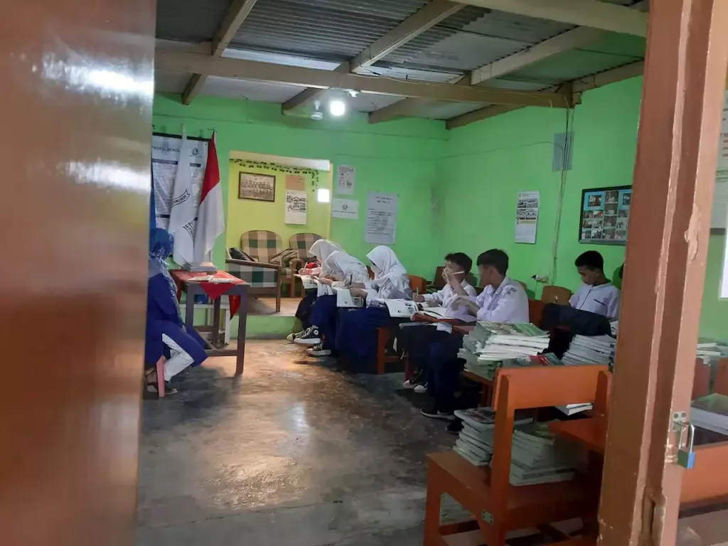 Tidak Punya Gedung Sekolah, Puluhan Siswa SMP di Bandung Numpang di Ruangan SD