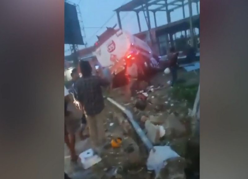 Truk Tangki Pertamina Kecelakaan di Semarang, Sopir Selamat dan Kernet Tewas Terjepit