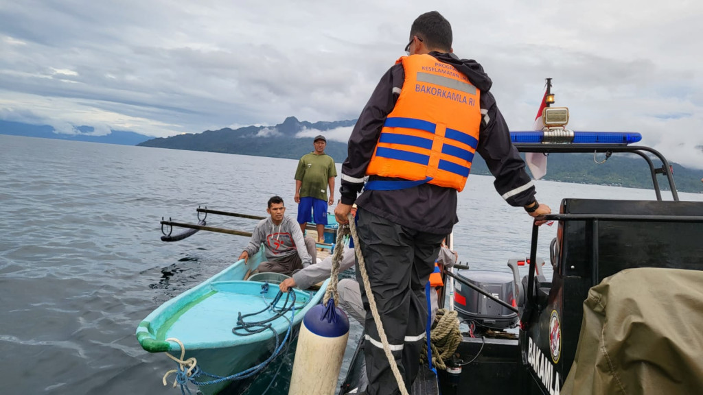 Unsur Patroli Bakamla RI Cari Nelayan POB yang Hilang Kontak di Perairan Batu Kapal