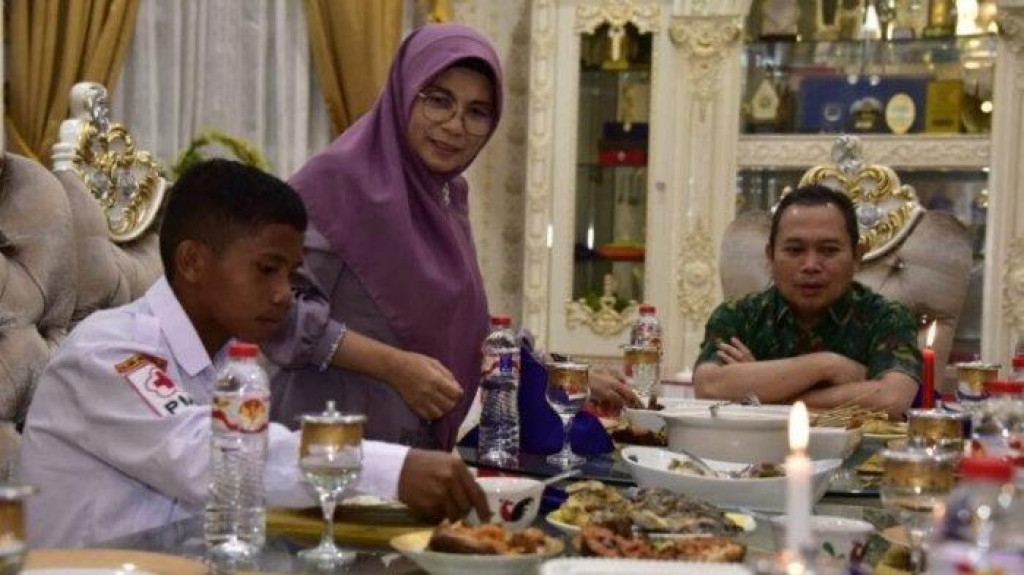 Pelajar Gorontalo Utara Pemanjat Tiang Bendera Diundang Makan Malam Gubernur dan Dapat Beasiswa