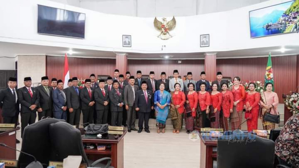 Bupati, DPRD Dan Pejabat Lingkub Dengarkan Pidato Presideñ RI Secara Virtual