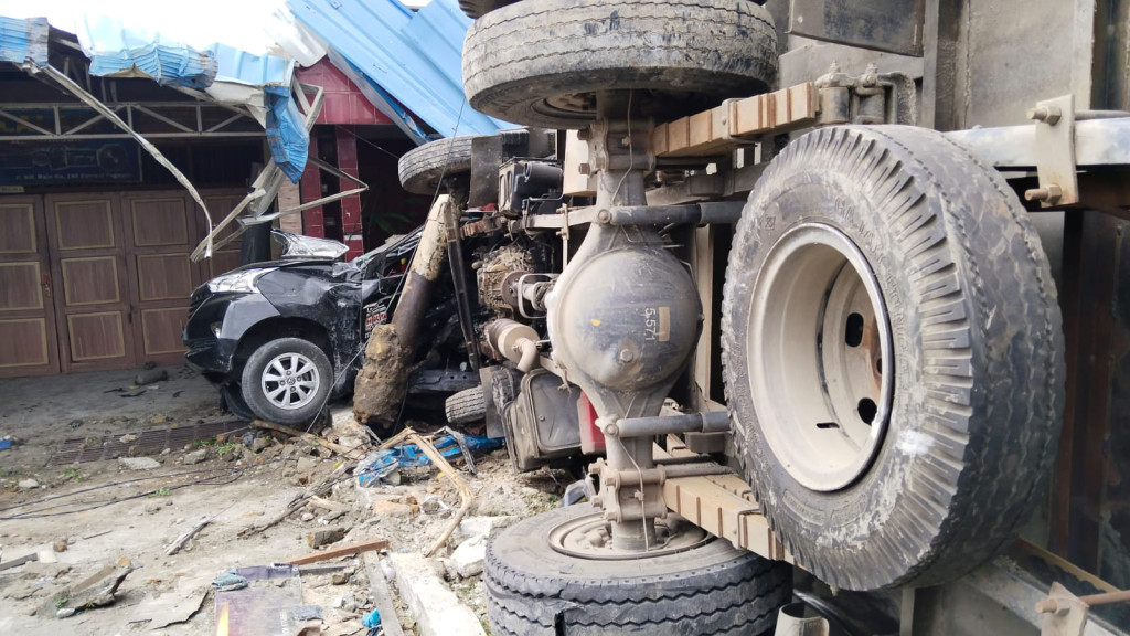 Diduga Rem Blong, Mobil Box Tabrak Warga di Sumbul Dairi, 1 Meninggal Dunia