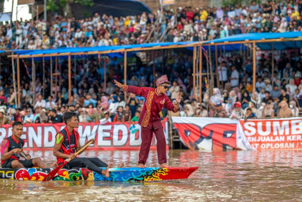 Festival Pacu Jalur 2025 Sukses Dibuka, Wapres Hadir dan PKS Dukung