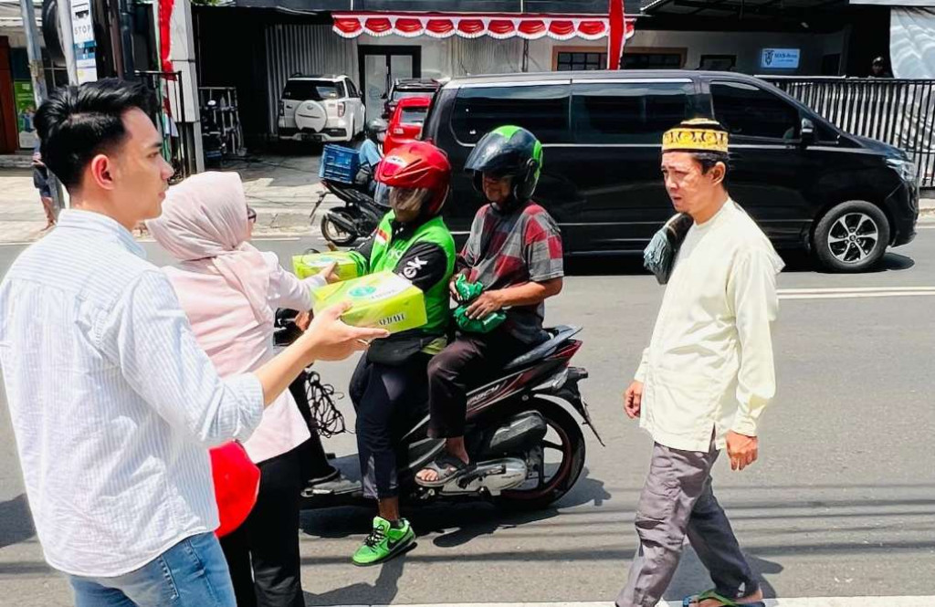 Jumat Berkah BRI BO Radio Dalam bagi nasi kotak kepada Masyarakat