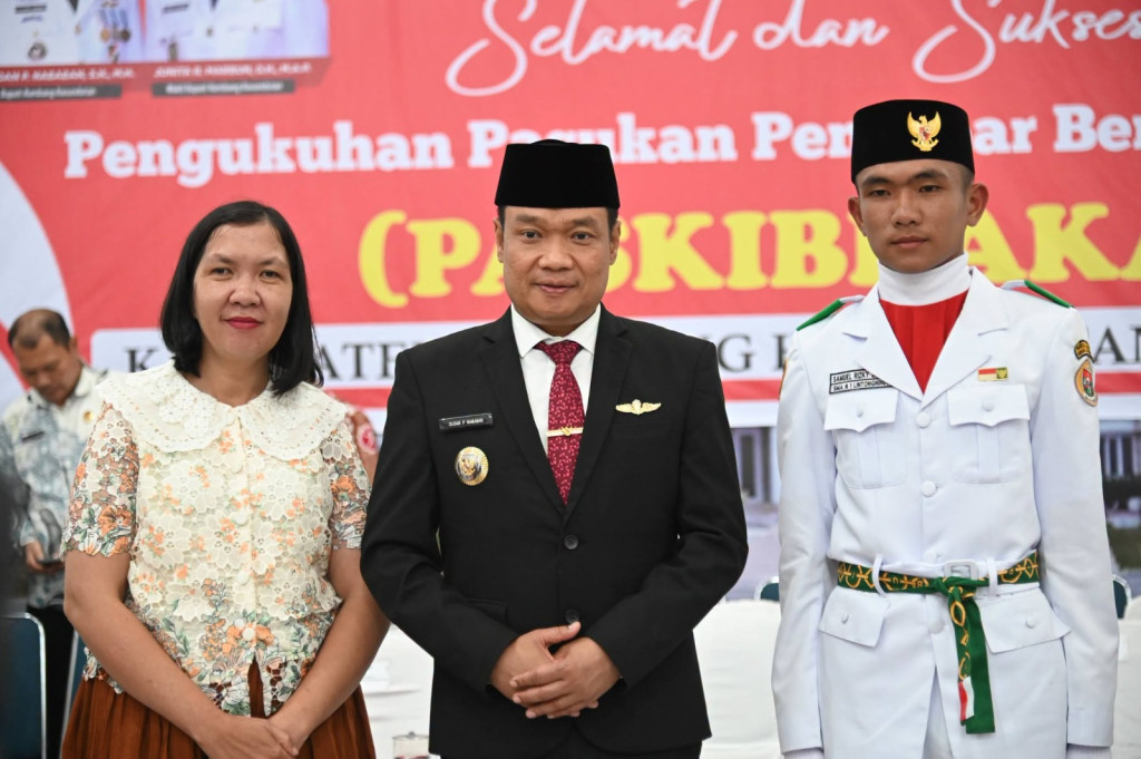 Bupati Humbahas Kukuhkan Anggota Paskibraka HUT RI Ke-81 di Humbang
