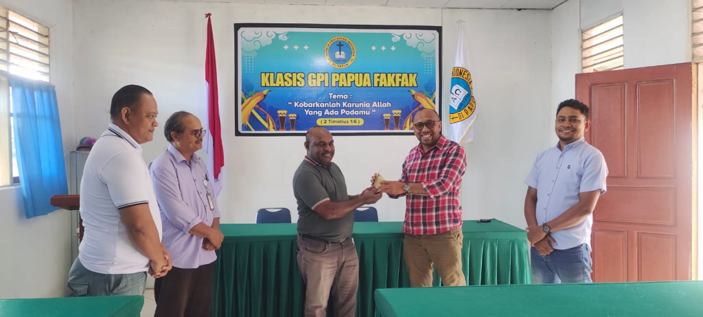 Obeth Rumbruren Salurkan Bantuan untuk Sukseskan Raker Klasis GPI Papua di Fakfak