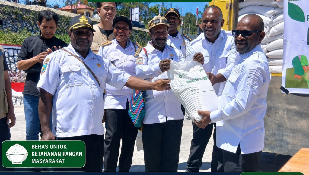 32 Truk Beras RASKIN Tiba di Deiyai, Disalurkan ke 5 Distrik