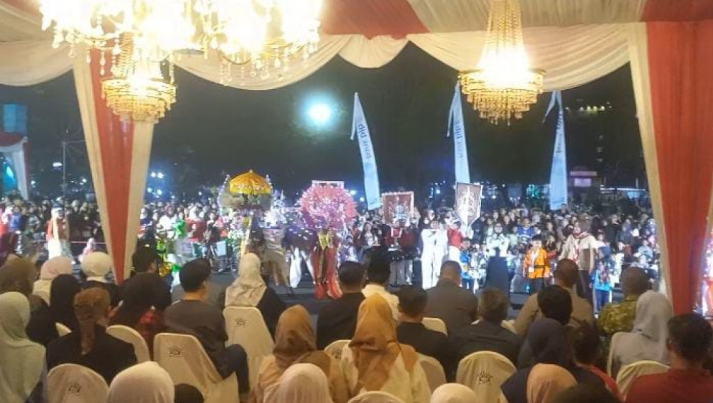 35 Sekolah Meriahkan Pawai Lampion HUT ke-81 RI di Alun-Alun Sumedang