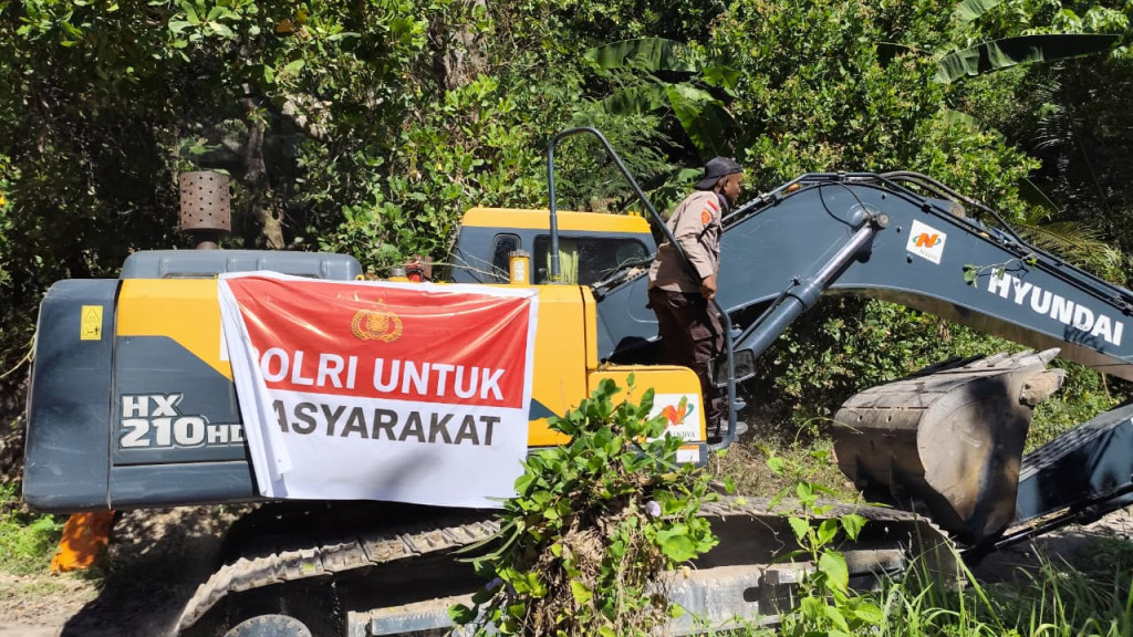 Akses Desa Nitung Tertutup Longsor, Polri Untuk Masyarakat Gotong Royong Bersihkan Jalan