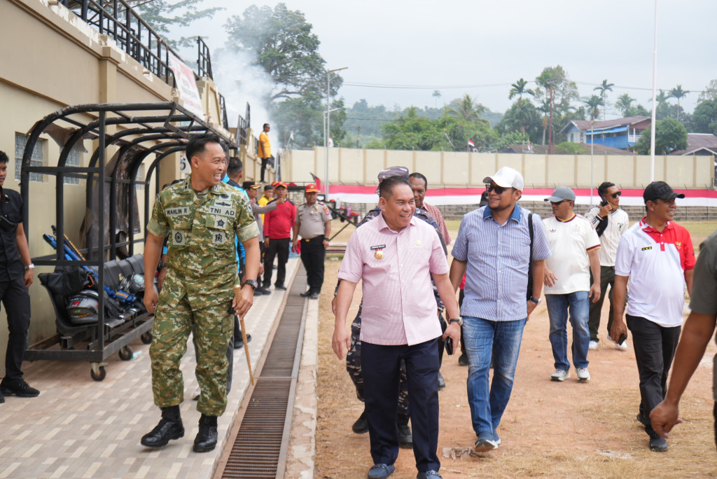 Bupati Fakfak Tinjau Stadion 16 November, Pastikan Kesiapan Upacara HUT ke-81 RI