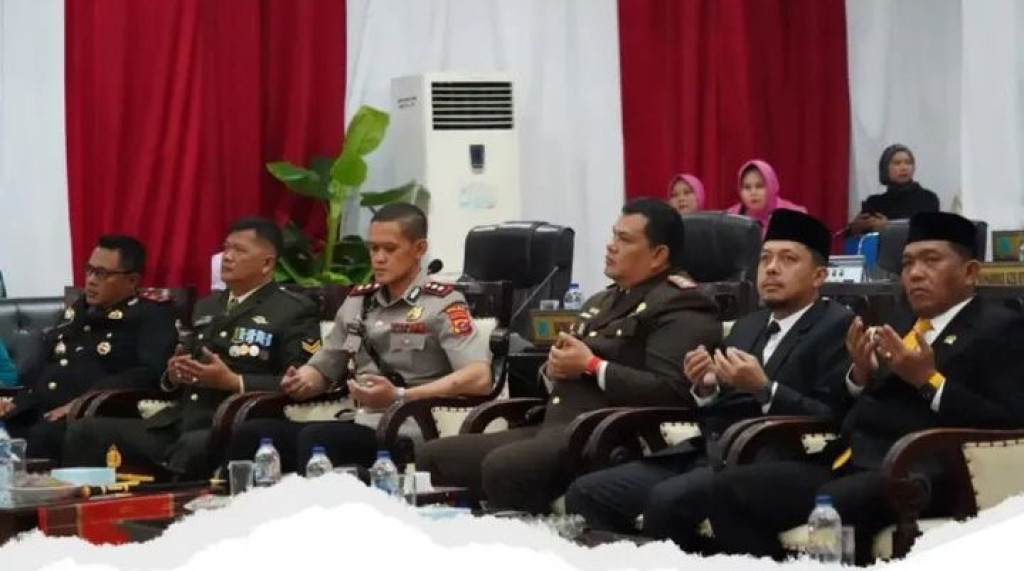 Bupati Paluta Mengikuti Rapat Paripurna DPRD Mendegarkan Pidato Presiden Republik Indonesia.
