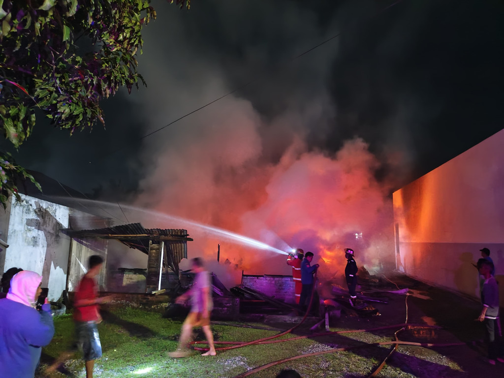 Dua Rumah dan Bengkel Cat Mobil Terbakar di Binjai Timur, Diduga Akibat Korsleting Listrik