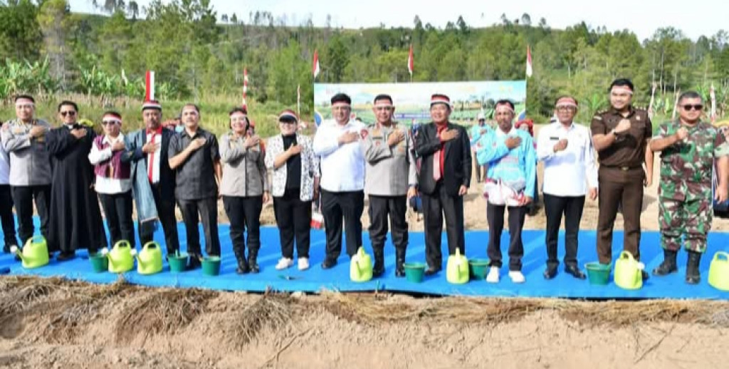 Dukung Wujudkan Swasembada Pangan Nasional, Bupati Samosir Bersama Kapolda Sumut Tanam Bawang Putih Serentak