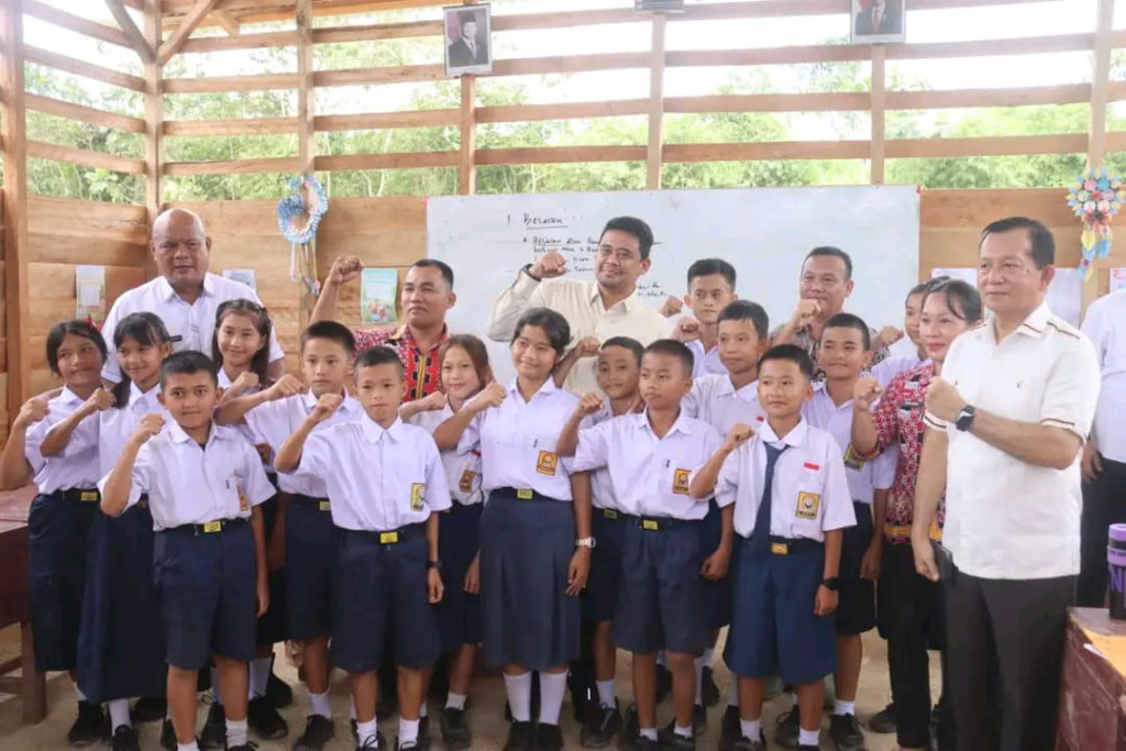 Gubsu Bobby Kunjungi Sekolah dan Tinjau Pembangunan Jalan di Nias Utara