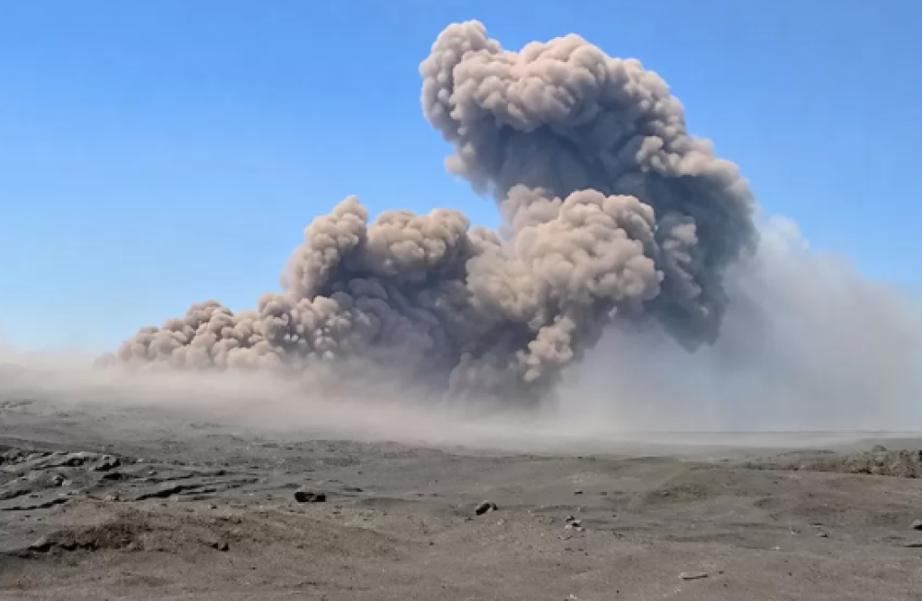Gunung Anak Krakatau Erupsi 20 Kali, Abu Vulkanik Hantam Pulau Sebesi