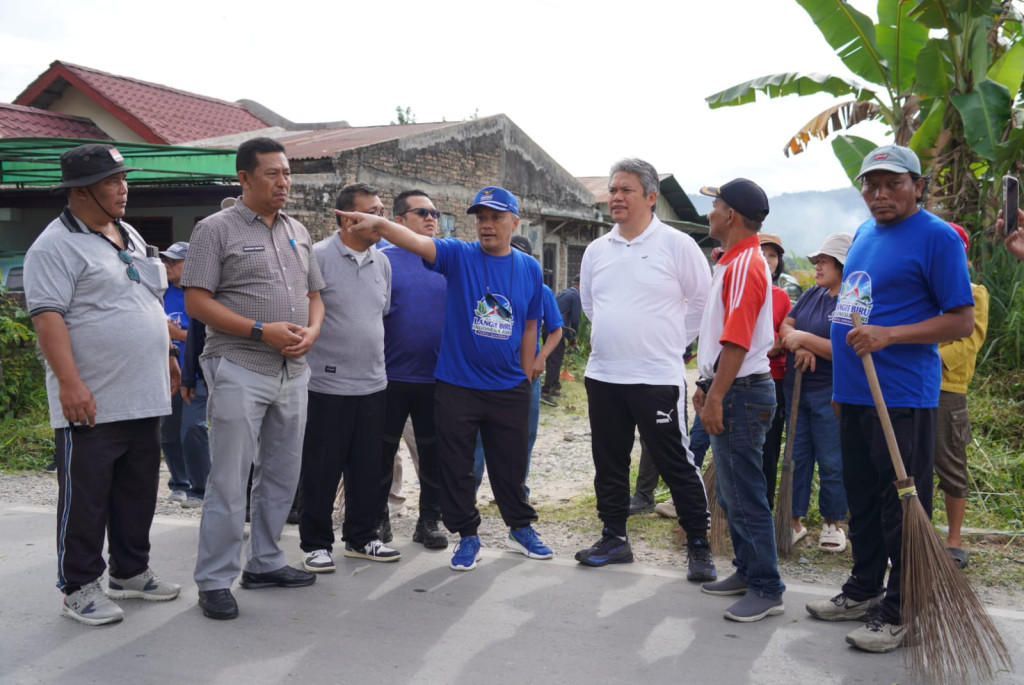 Jaga Kelestarian Alam, Pemkab Tapanuli Utara Bersama DPC Partai Demokrat Gelar Gotong Royong dan Penanaman Pohon di Tarutung