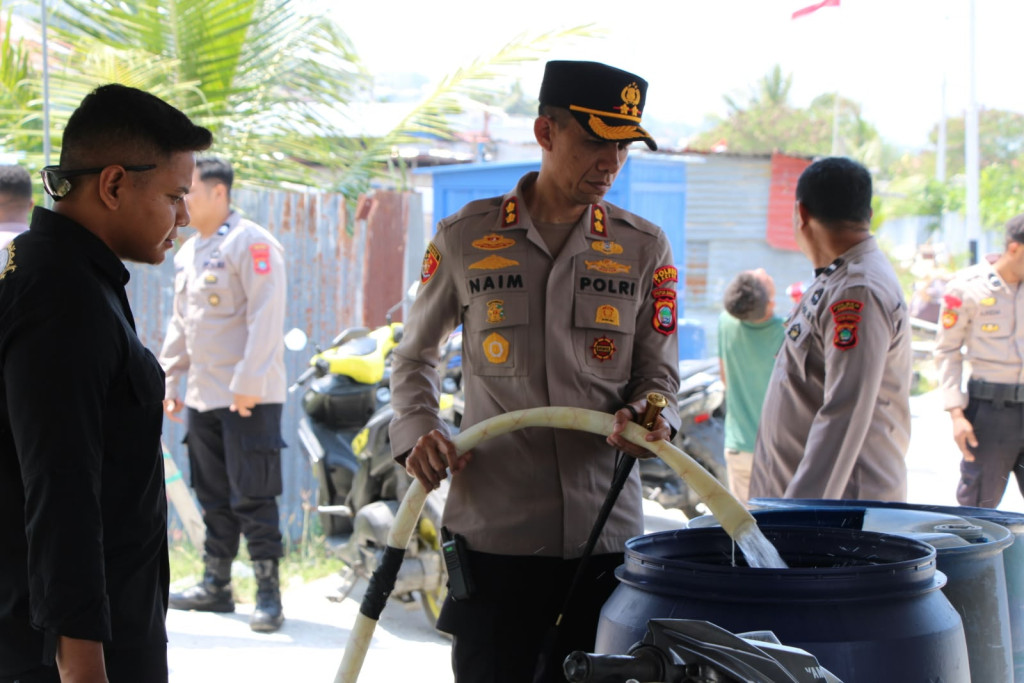 Jawab Keluhan Warga, Kapolres Fakfak Salurkan Air Bersih di RT 17 Fakfak Selatan