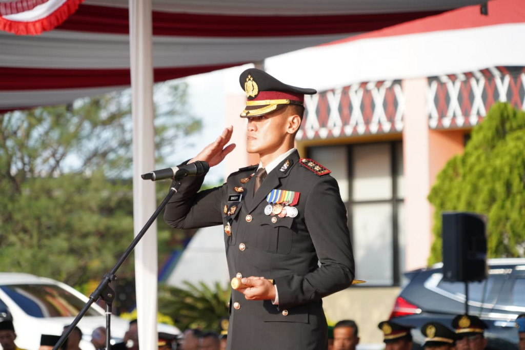 Kapolres AKBP Dhery Fajariandono Inspektur Upacara Penurunan Bendera Merah Putih dalam HUT RI Ke-81 Kabupaten Paluta