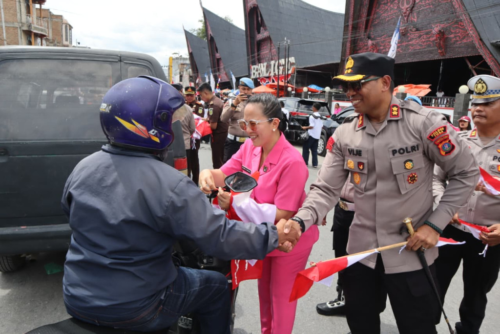 Kapolres Bersama Forkopimda Toba Bagikan Bendera Merah Putih