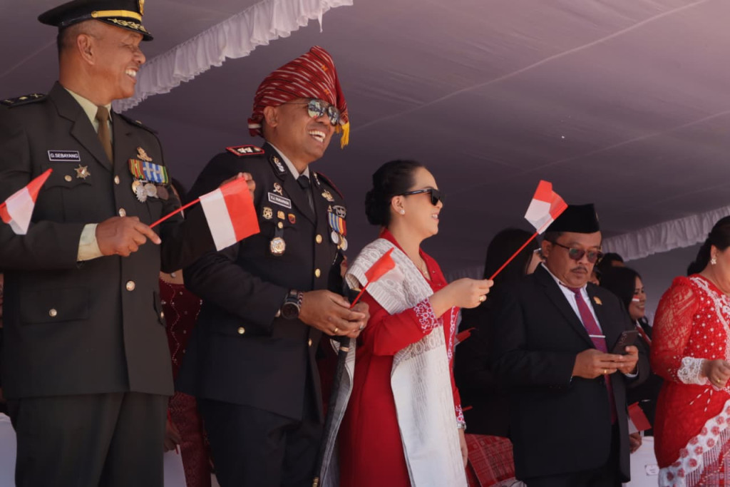 Kapolres Toba Didampingi Ketua Bhayangkari Hadiri Pawai Karnaval HUT RI Ke 81