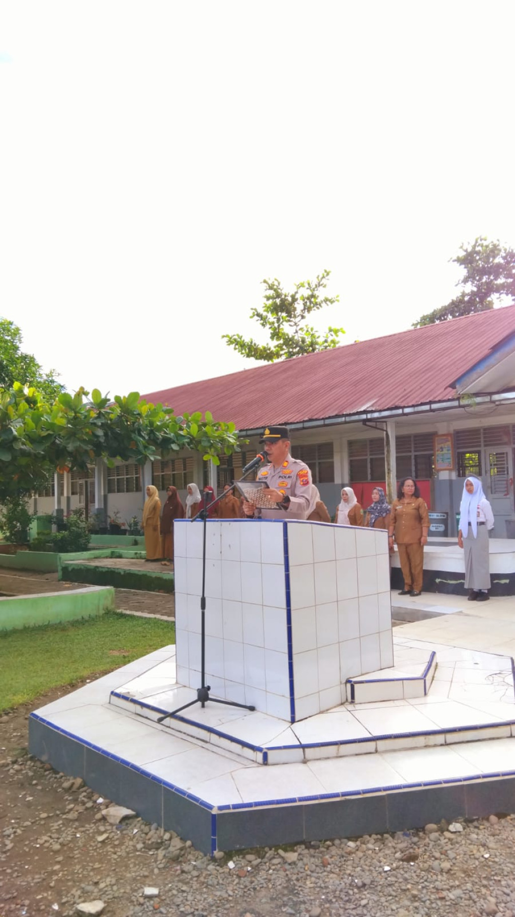 Kapolsek Salapian Jadi Pembina Upacara di SMA Negeri 1 Salapian, Tekankan Disiplin dan Bahaya Narkoba