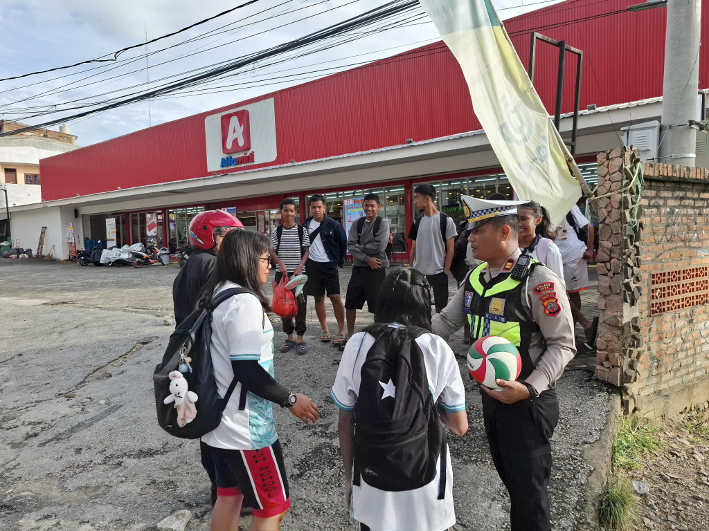 Kasat Lantas Polres Toba Sapa Pelajar dan Ajak Pelajar Jadi Pelopor Keselamatan Berlalu Lintas