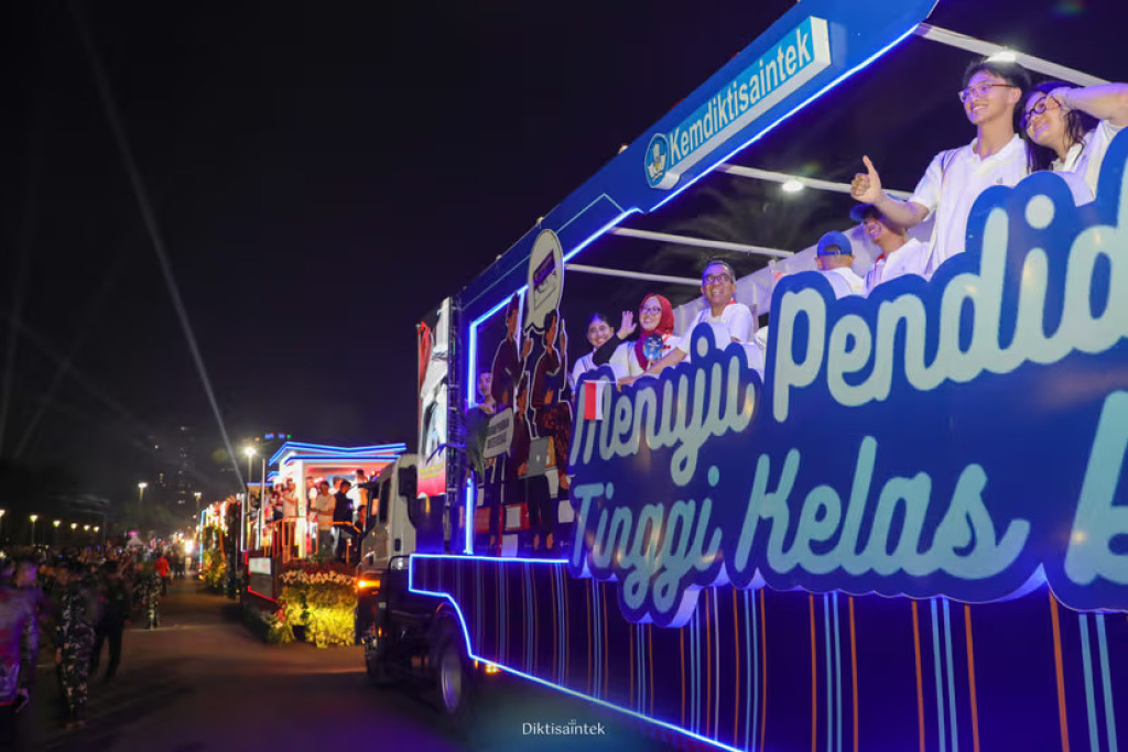 Kemdiktisaintek Meriahkan Karnaval HUT ke-81 RI, Usung Semangat Menuju Perguruan Tinggi Kelas Dunia