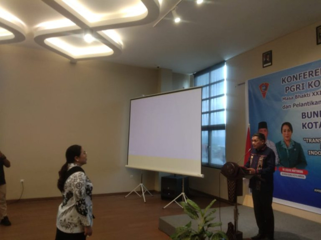 Lisa Wattimena Dikukuhkan Jadi Bunda Guru Ambon, PGRI Siap Kawal Transformasi Pendidikan