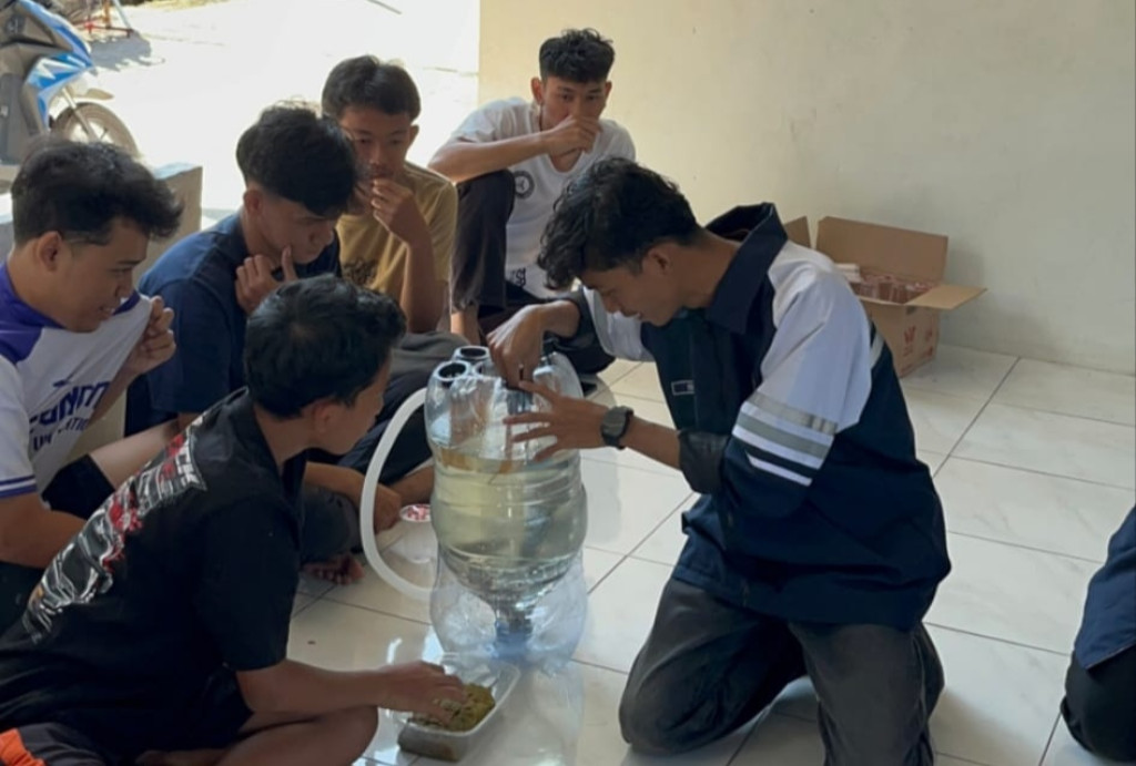 Mahasiswa KKN Undip Kenalkan Budigalon, Budidaya Ikan dalam Galon di Desa Kalongan