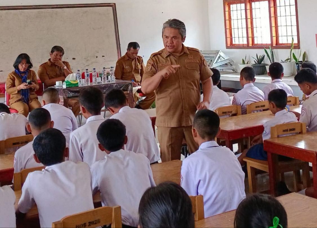 Menghargai Karya, Merawat Semangat, Wakil Bupati Taput Menyapa Talenta Muda SMPN 3 Tarutung