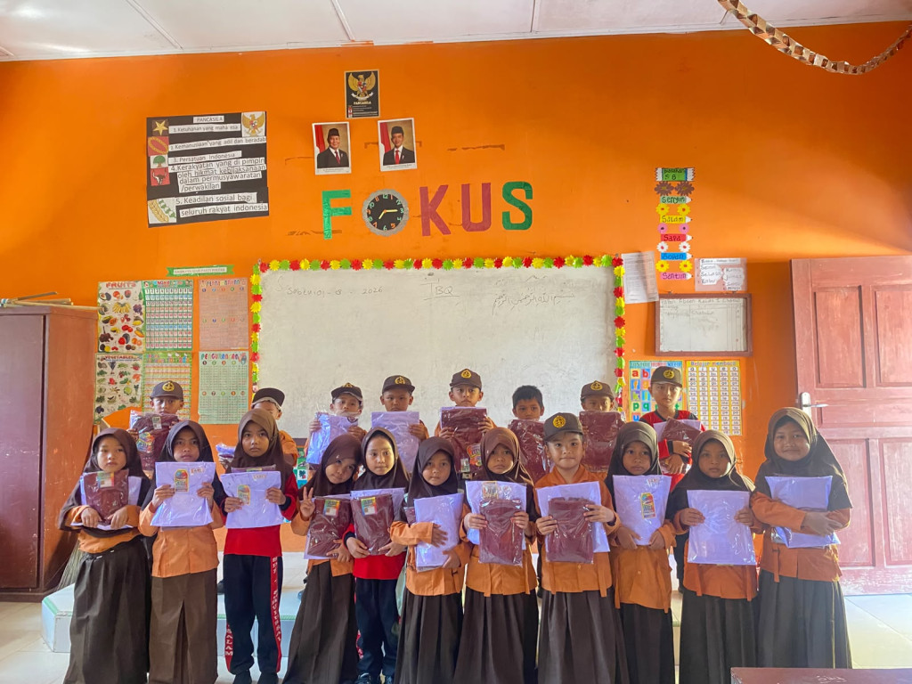 Menjahit harapan dari seragam baru. Kepedulian Asmardin pada anak anak Sekolah dasar di Subulussalam.