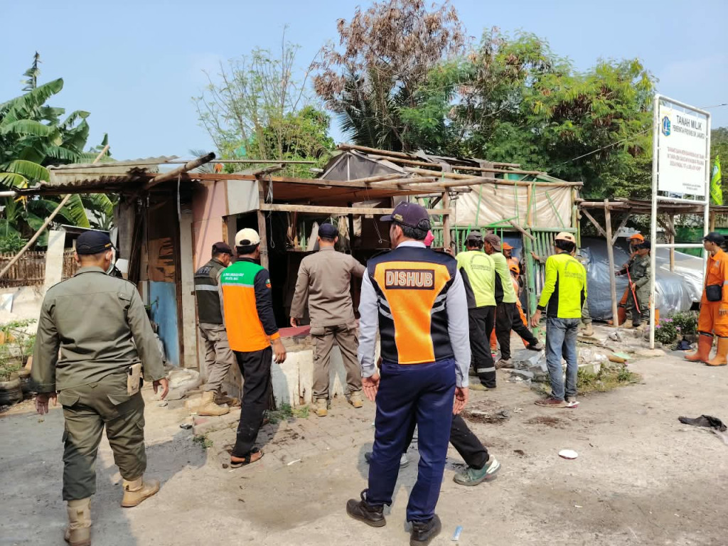Pemprov DKI Tertibkan Bangunan Liar dan 7 Garasi di Atas Lahan Aset Negara di Pegadungan