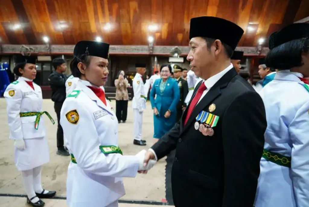 Pengukuhan 17 Anggota Paskibra, Bupati Taput Dorong Pembentukan Karakter Generasi Muda