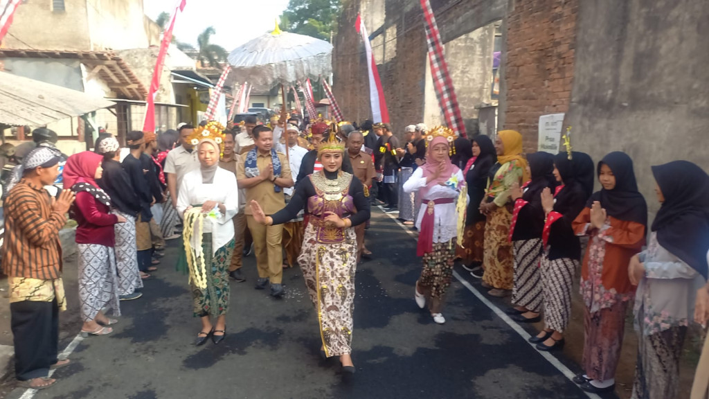 Peringati HUT RI ke-81, Pegawai Dinas Sosial Sumedang Kenakan Pakaian Adat Nusantara