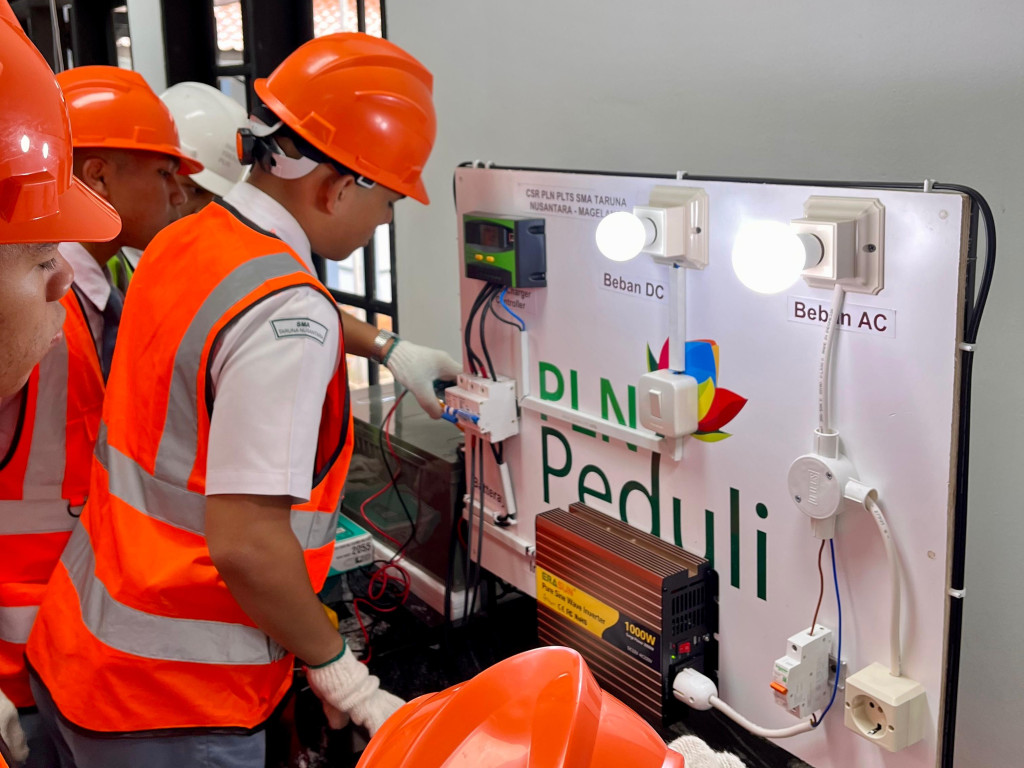PLN dan IT PLN Bekali Ratusan Siswa SMA Ilmu Energi Terbarukan untuk Dukung Target Net Zero Emission