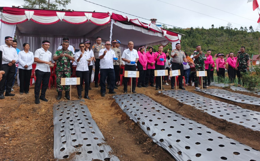 Polres Taput Dukung Program Ketahanan Pangan, Turut Melakukan Penanaman Bawang Putih Serentak