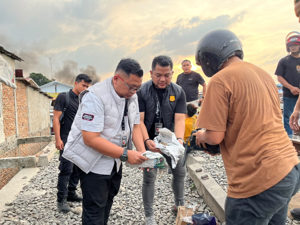 Polrestabes Medan Bumihanguskan Sarang Narkoba di Bantaran Rel KA Tembung