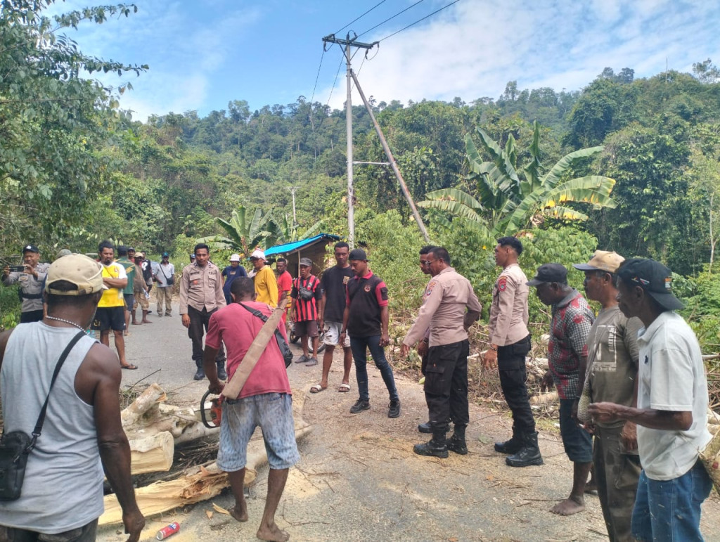 Polsek Kokas Gelar Mediasi, Pemalangan Jalan Kayauni-Kokas Dibuka Kembali