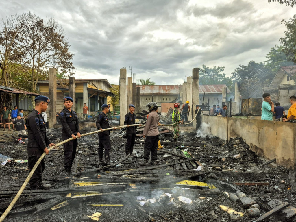 Quick respon Brimob padamkan kebakaran di Subulussalam. Tiga bangunan warga ludes terbakar.