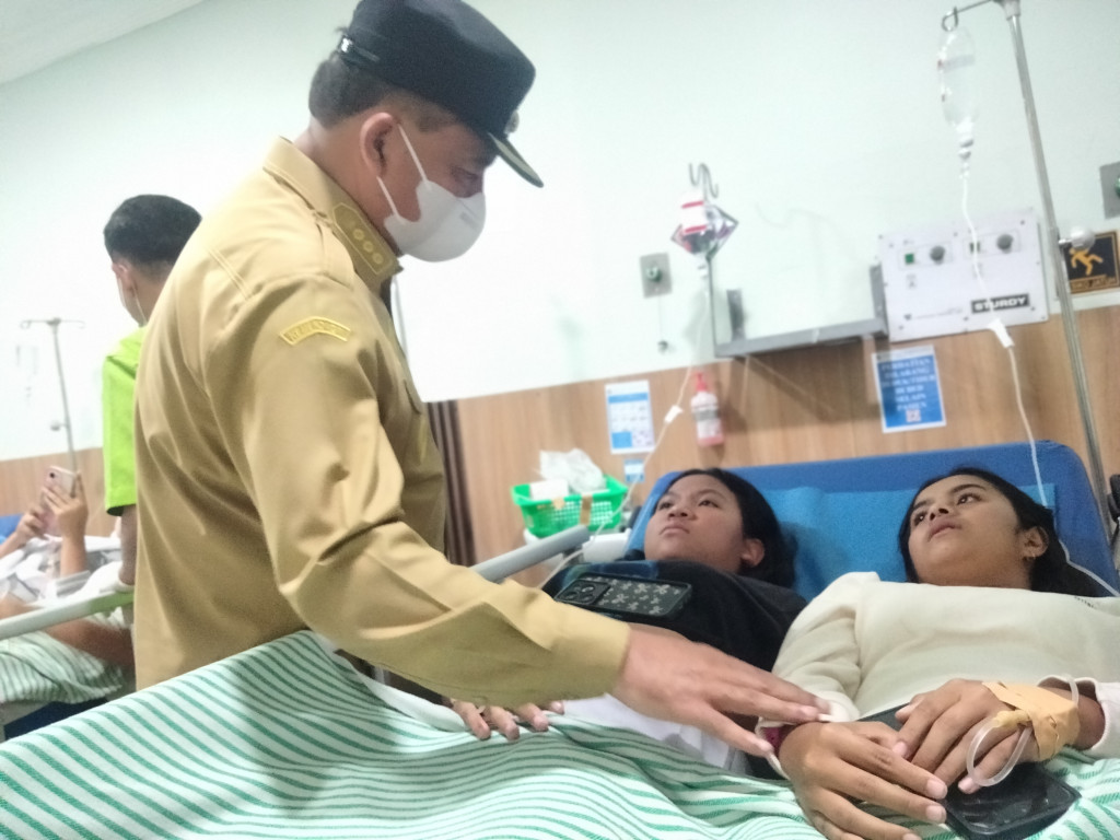 Ratusan Siswa SMAN 1 Berastagi Dilarikan Ke Rumah Sakit,Diduga Seusai Menyantap Makan Siang MBG,Bupati dan Kapolres Karo Langsung Jenguk Pasien